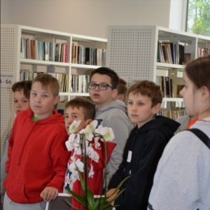 pokaż obrazek - Młodzież z ZS-P w Radwanie gościnnie w bibliotece '12.05.2023