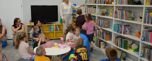 Odwiedziny przedszkolaków z Bajkowej Krainy w bibliotece